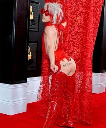 Mostrando nalga y más looks extravagantes en la alfombra roja de los Grammy 2020