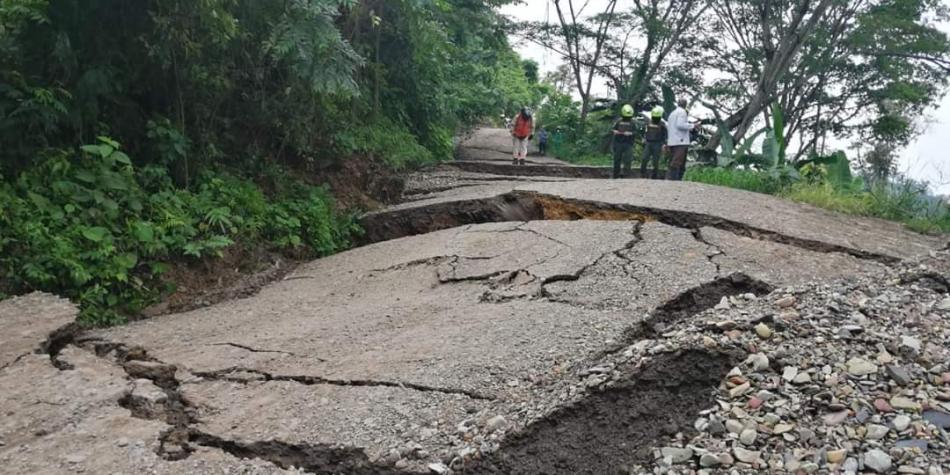 Daños en vía a Bucaramanga por falla geológica