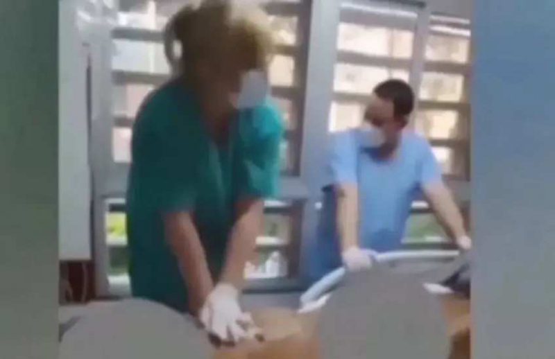Médicos se ríen mientras reaniman a paciente